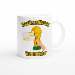 Pode incluir: Caneca de cerâmica branca com um design humorístico. A caneca exibe um troféu dourado segurado por uma mão de desenho animado, juntamente com um documento e o texto alemão "Arbeitszeitbetrug Weltmeister" em amarelo e preto.
