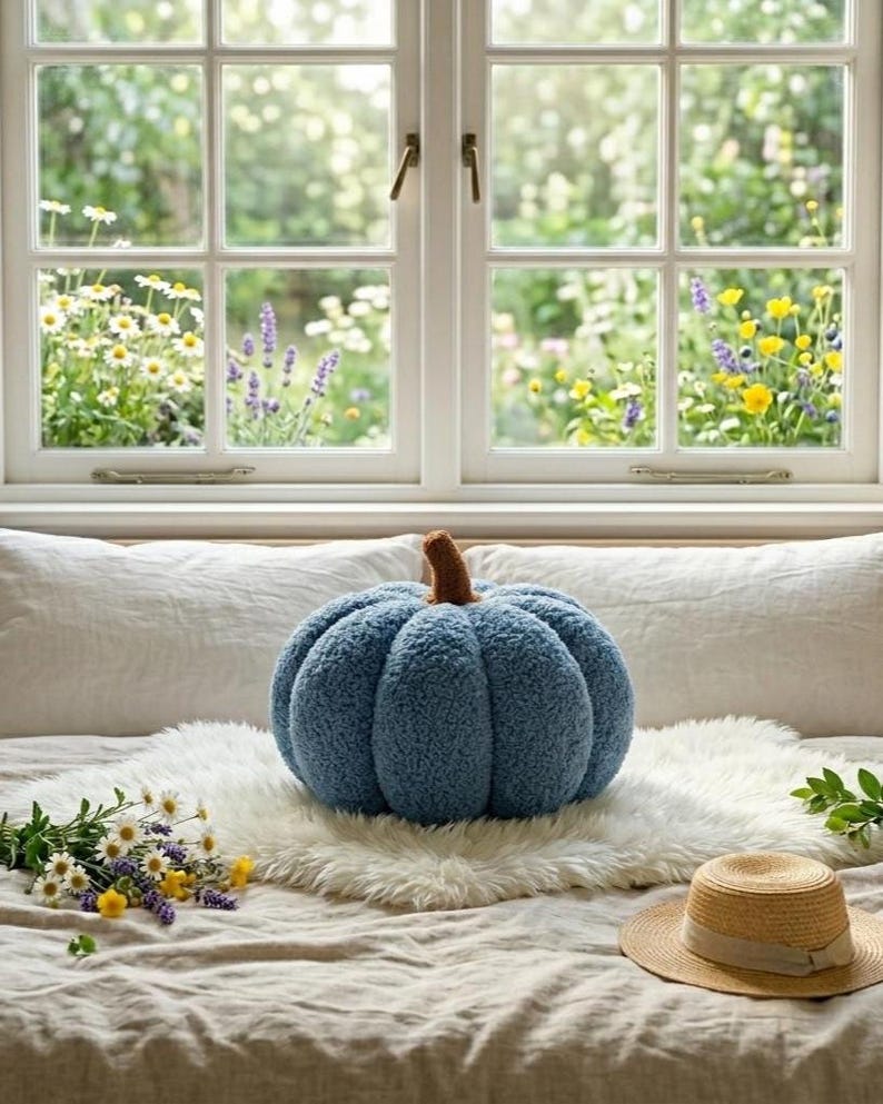 Graphic showing three fall-colored sherpa pumpkin pillows neatly arranged on a wood shelf. Includes descriptive text for buyers comparing sizes: 35cm large yellow pumpkin, 25cm medium white pumpkin, and 15cm small green pumpkin.