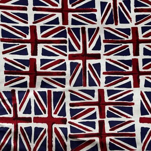 Puede incluir: Una tela blanca con un patr&oacute;n repetido de banderas brit&aacute;nicas rojas y azules. Las banderas est&aacute;n estilizadas y tienen un aspecto pintado a mano.