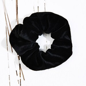 90s style super soft black velvet scrunchie imagem 2