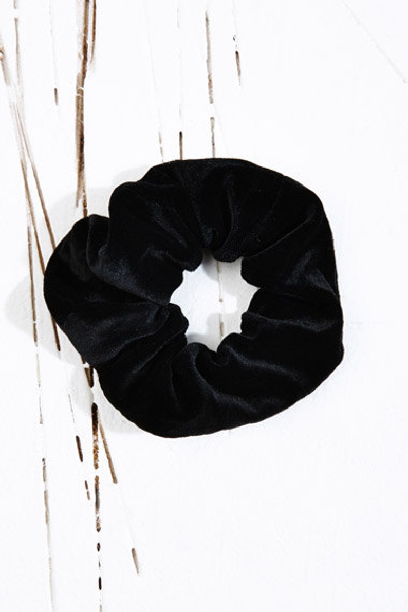 90s style super soft black velvet scrunchie imagem 2