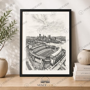 Peut inclure: Une impression d'art encadrée en noir et blanc représentant un croquis au crayon détaillé d'un stade de football et d'une ligne d'horizon urbaine. Le dessin montre le stade au premier plan avec la rivière et les bâtiments en arrière-plan.