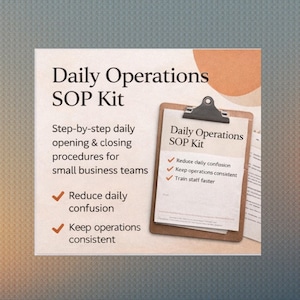 Könnte beinhalten: Werbebild für ein "Daily Operations SOP Kit" für kleine Unternehmen. Das Bild zeigt einen Klemmbrett mit dem Titel des Kits und Aufzählungspunkten: Tägliche Verwirrung reduzieren, Abläufe konsistent halten und Mitarbeiter schneller schulen.