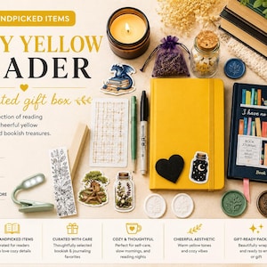 Puede incluir: Un set de regalo curado que incluye un diario amarillo, un diario de lectura azul oscuro titulado I have no shelf control, una vela, una luz peque&ntilde;a, pegatinas, sellos de cera, un bol&iacute;grafo y una bolsa de flores secas sobre una superficie clara.