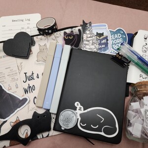 Caja de regalo para amantes de los libros / Set de regalo para lectores selectos / Diario literario y accesorios de lectura / Paquete de cuidado para lectores / Regalo de lectura imagen 12