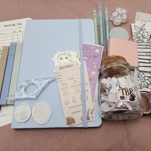 Caja de regalo para amantes de los libros / Set de regalo para lectores selectos / Diario literario y accesorios de lectura / Paquete de cuidado para lectores / Regalo de lectura imagen 6