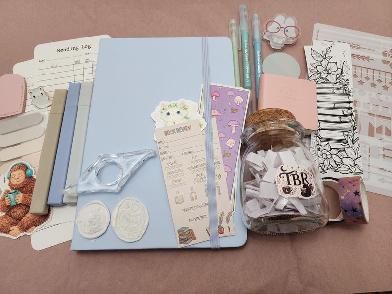 Caja de regalo para amantes de los libros / Set de regalo para lectores selectos / Diario literario y accesorios de lectura / Paquete de cuidado para lectores / Regalo de lectura imagen 6