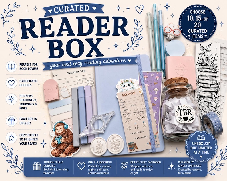 Puede incluir: Un set Curated Reader Box que incluye un diario azul claro, bol&iacute;grafos, un frasco de vidrio lleno de papeles con la etiqueta TBR, un marcap&aacute;ginas con libros apilados, pegatinas, un sujetap&aacute;ginas, sellos de cera y cinta washi. Texto Curated Reader Box.