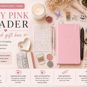 Puede incluir: Un set de regalo curado que incluye un cuaderno rosa, un bol&iacute;grafo negro, un bol&iacute;grafo dorado, una vela, un plato en forma de coraz&oacute;n, pegatinas, cinta adhesiva y varios art&iacute;culos de papeler&iacute;a. El texto dice COZY PINK READER y 20 HANDPICKED ITEMS.
