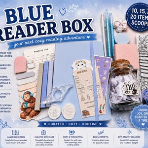 Puede incluir: Un set Blue Reader Box que incluye un diario azul claro, un frasco de vidrio con tiras de papel, bol&iacute;grafos, marcap&aacute;ginas, pegatinas, sellos de cera y papeler&iacute;a. El texto dice Blue Reader Box, 10, 15, or 20 items scoop, TBR y m&aacute;s.