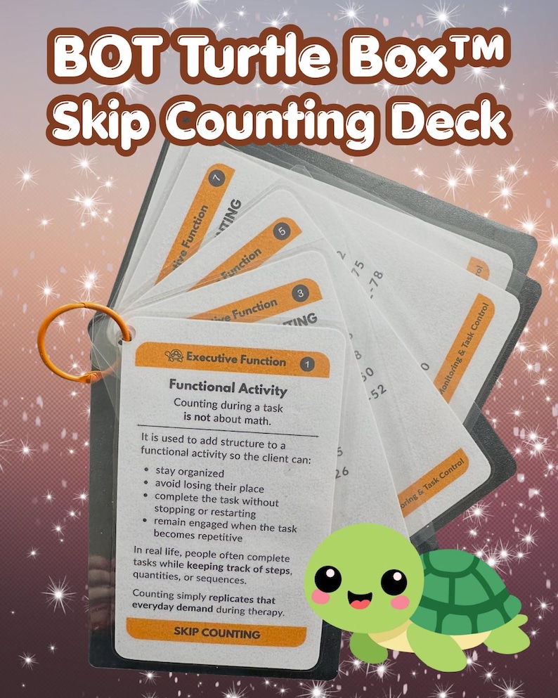 Pu&ograve; includere: Un mazzo di carte con il testo "BOT Turtle Box Skip Counting Deck". Le carte bianche hanno dettagli arancioni e testo tra cui "Executive Function" e "Functional Activity". Una tartaruga dei cartoni animati &egrave; nell'angolo in basso a destra.