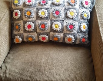 Mormors fyrkantiga virkade örngott | Kuddfodral med blommotiv