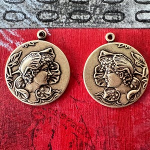 Linke und Rechte Blumen Dame Messing Charms, Messing Ochse, ein Set