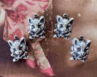 Charms tête de chat, finition argent sterling, QUATRE, estampes en laiton