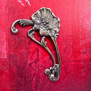 Art Nouveau Floral Brass Stamping, Jewelry Component for Vintage-Inspired Designs, Brass Ox