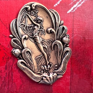 Art nouveau messing plaquette dame met vloeiende sluier, messing os
