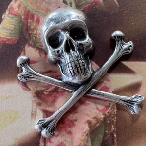 Brass Jolly Roger Skull (Skull & Crossbones) – Sterling Silver Finish,  Gothic, Rocker Jewelry Supplies