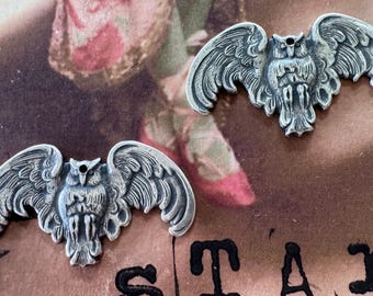 Dijes de latón con forma de búho en acabado plata de ley, 20 mm x 35 mm, DOS