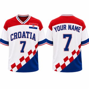 Puede incluir: Una camiseta deportiva blanca, roja y azul con el texto CROATIA y el n&uacute;mero 7 en la parte delantera, junto con un emblema de la bandera croata. La parte trasera muestra el texto YOUR NAME y el n&uacute;mero 7, con un patr&oacute;n de cuadros rojo y blanco.