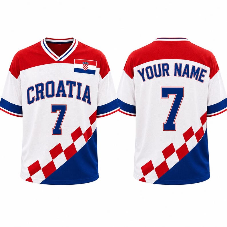 Puede incluir: Una camiseta deportiva blanca, roja y azul con el texto CROATIA y el n&uacute;mero 7 en la parte delantera, junto con un emblema de la bandera croata. La parte trasera muestra el texto YOUR NAME y el n&uacute;mero 7, con un patr&oacute;n de cuadros rojo y blanco.