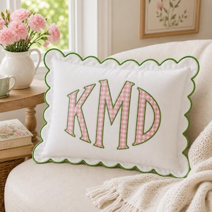 Housse de coussin monogrammée personnalisée, coussin brodé avec initiale, taie d'oreiller à bordure festonnée, cadeau de naissance, broderie