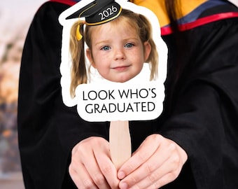 Benutzerdefinierter Foto-Fan, personalisierte Abschlussfeier-Foto-Requisite, schau wer ist graduierter Fan, Klasse von 2026 Abschlussgeschenk, Geschenk für Sohn