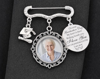 En el día de tu graduación, mi corazón está contigo. Pin con dije, etiqueta de graduación personalizada, dije con foto y texto, regalo conmemorativo de graduación para él/ella.