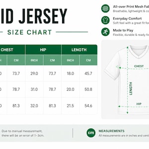 Puede incluir: Una tabla de tallas para camisetas de ni&ntilde;o con una ilustraci&oacute;n de una camiseta blanca con cuello en V y l&iacute;neas discontinuas verdes que indican las medidas de pecho, cadera y largo en pulgadas y cent&iacute;metros para las tallas S, M y L.