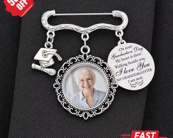 En el día de tu graduación, mi corazón está contigo. Pin con dije, etiqueta de graduación personalizada, dije con foto y texto, regalo conmemorativo de graduación para él/ella.