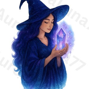 Op de afbeelding: Illustratie van een vrouw in een donkerblauwe heksenhoed en -jurk, die een gloeiend paars kristal vasthoudt. Haar lange blauwe haar valt over haar schouders. Het kunstwerk heeft een magisch thema.