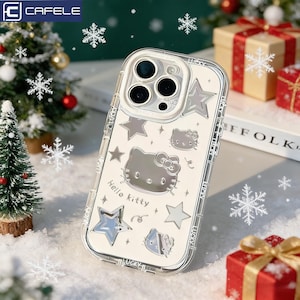 Może przedstawiać: Przezroczyste etui na telefon ze srebrnym wzorem Hello Kitty, gwiazdami i napisem "Hello Kitty". Etui ma przezroczystą obw&oacute;dkę i jest ozdobione słowem "Lucky". Etui jest pokazane z motywem świątecznym.