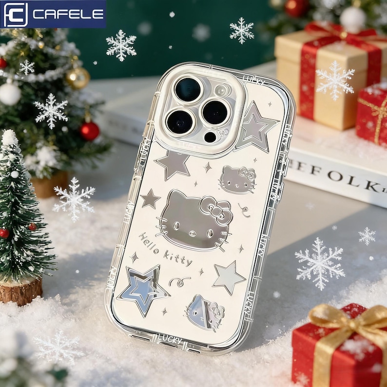 Może przedstawiać: Przezroczyste etui na telefon ze srebrnym wzorem Hello Kitty, gwiazdami i napisem "Hello Kitty". Etui ma przezroczystą obw&oacute;dkę i jest ozdobione słowem "Lucky". Etui jest pokazane z motywem świątecznym.