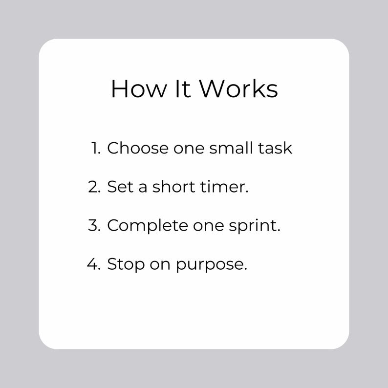 Puede incluir: Gr&aacute;fico blanco con el texto "How It Works" y cuatro pasos numerados: Elige una tarea peque&ntilde;a, establece un temporizador, completa un sprint y para a prop&oacute;sito. El texto est&aacute; en una fuente limpia y moderna.