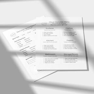 Pode incluir: Duas folhas brancas impressas com listas de verificação e menus de organização. As folhas incluem seções para tempo de sprint, zonas e categorias. A folha "Menu de organização visual" lista tarefas para superfícies, roupas, cozinha, papéis, banheiro e armazenamento.