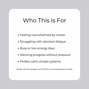 Puede incluir: Gr&aacute;fico blanco con el texto "Who This is For" y vi&ntilde;etas que enumeran: sentirse abrumado por el desorden, luchar contra la fatiga de la decisi&oacute;n, d&iacute;as ocupados o de baja energ&iacute;a, querer progresar sin presi&oacute;n y prefiere sistemas tranquilos y sencillos.