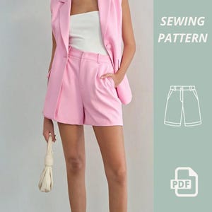 Puede incluir: Un traje de pantalón corto rosa claro, que incluye un blazer sin mangas y pantalones cortos de cintura alta. El conjunto se combina con una camiseta blanca y un bolso de mano color crema. La imagen también incluye un gráfico de "SEWING PATTERN" y un icono PDF.