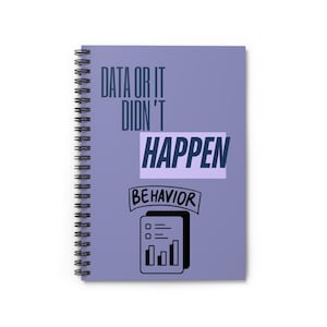 Könnte beinhalten: Ein Spiralnotizbuch mit lavendelfarbenem Einband. Der Einband zeigt den Text "DATA OR IT DIDN'T HAPPEN" in Dunkelblau und Schwarz. Darunter das Wort "BEHAVIOR" und eine Grafik eines Balkendiagramms.