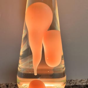 Könnte beinhalten: Eine weiße Keramik-Tasse mit schwarzem Henkel und dem Text "But first, coffee" in handschriftlichem Stil. Die Tasse steht auf einer weißen Oberfläche. Die Tasse ist 10 cm hoch.