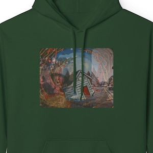 Peut inclure: Un sweat à capuche vert foncé avec une poche avant et une capuche. Le devant du sweat-shirt présente une impression graphique rectangulaire d'une peinture avec une porte rouge et une route.