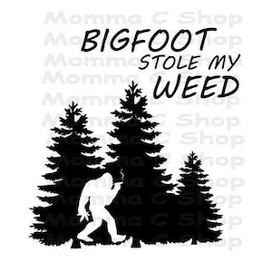 Può includere: Silhouette in bianco e nero di Bigfoot in piedi in una foresta con il testo "Bigfoot mi ha rubato l'erba" sopra di lui.