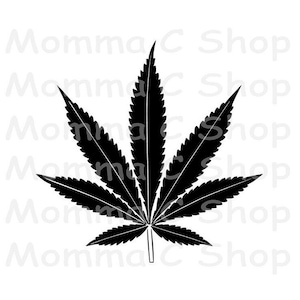 Op de afbeelding: Zwart-wit afbeelding van een cannabisblad. Het blad is een gedetailleerde illustratie met zeven afzonderlijke punten, elk met gekartelde randen. De afbeelding staat tegen een effen witte achtergrond.
