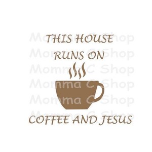 Puede incluir: Un juego de tres tazas de cerámica con un acabado mate moteado. Las tazas son de color crema, gris claro y gris oscuro. Cada taza tiene un diseño simple y moderno y un asa redondeada. Las tazas están apiladas.