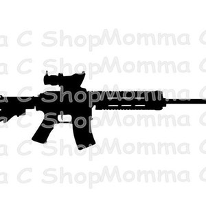 Pode incluir: Uma silhueta preta de um rifle com mira e carregador. A arma tem um cano longo e uma empunhadura de pistola. A imagem é uma representação gráfica simples de uma arma de fogo.