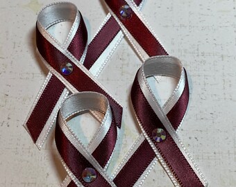 Pines de concientización sobre el cáncer de cabeza y cuello, autismo, síndrome de Down, cardiopatías congénitas, apoyo a adultos con discapacidades, esquizofrenia, COVID-19