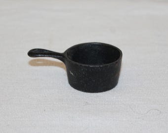 Vintage Miniature Cast Iron Cook Pot – Rustic Dollhouse or Display Piece