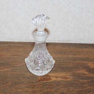 Vintage Pressed Clear Glass Perfume Bottle with Stopper – Elegant Vanity Décor