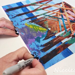 以下が含まれることがあります： 青い水を背景に、木製の桟橋を描いたカラフルな絵画。桟橋は茶色、オレンジ、ピンク、青の色合いで描かれている。絵画の右下隅には、画家のサインが見える。