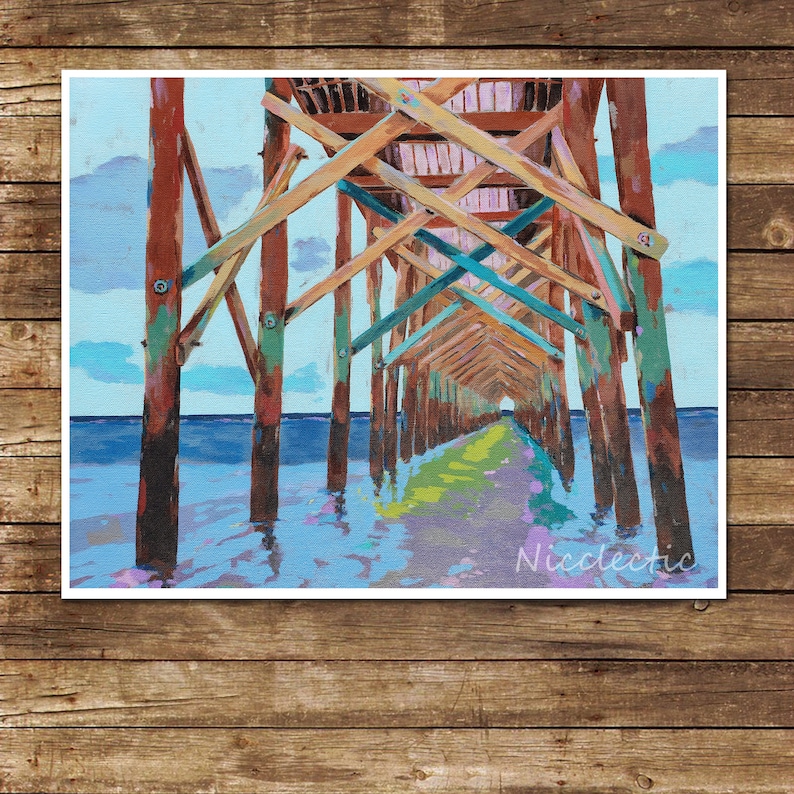 以下が含まれることがあります： 水上に伸びる木製の桟橋を描いた絵画。桟橋は茶色、青、緑の色合いで塗られています。水は薄い青色で、空は薄い青色で白い雲があります。絵画は右下に「Nicclectic」と署名されています。