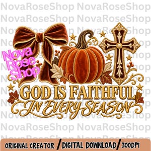 Puede incluir: Un diseño de bordado digital con un lazo de terciopelo marrón, una calabaza naranja central y una cruz marrón. El texto dice "GOD IS FAITHFUL IN EVERY SEASON" en letras doradas. Estrellas doradas decorativas y hojas de otoño rodean los elementos.