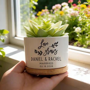 Maceta de boda personalizada, regalo de compromiso personalizado para pareja, regalo para casa nueva, regalo de despedida de soltera, maceta para Sr. y Sra. con nombres y fecha.